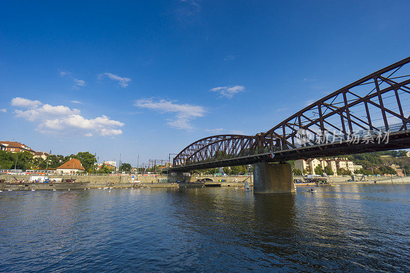 美丽的布拉格城市景观，在伏尔塔瓦河上可以看到Vyšehradský železniční most (Vyšehrad铁路桥)。